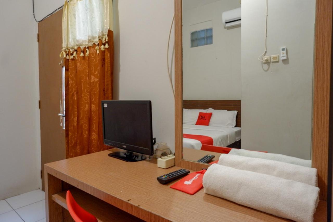 מלון Reddoorz Near Stasiun Tawang סמאראנג מראה חיצוני תמונה