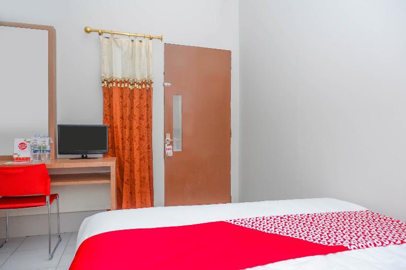 מלון Reddoorz Near Stasiun Tawang סמאראנג מראה חיצוני תמונה
